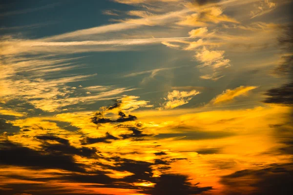 Sonnenuntergang auf dem Hintergrund der Wolken — Stockfoto
