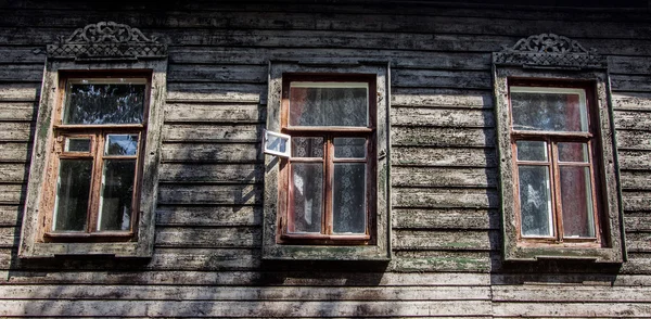 Casa de madeira. uma casa velha — Fotografia de Stock