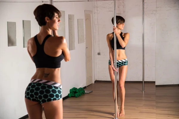 Pole Dance. Exercices entraînés de gymnaste sur pôle — Photo