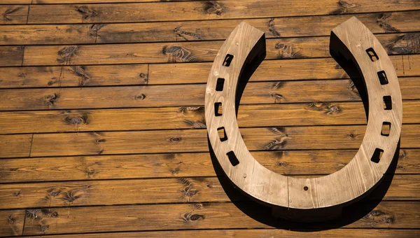 Hoefijzer opknoping op een houten muur — Stockfoto