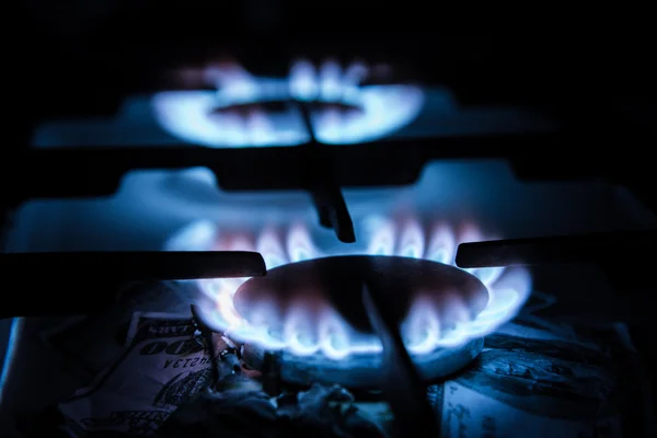 Estufa de gas. Dólares en una cocina de gas —  Fotos de Stock