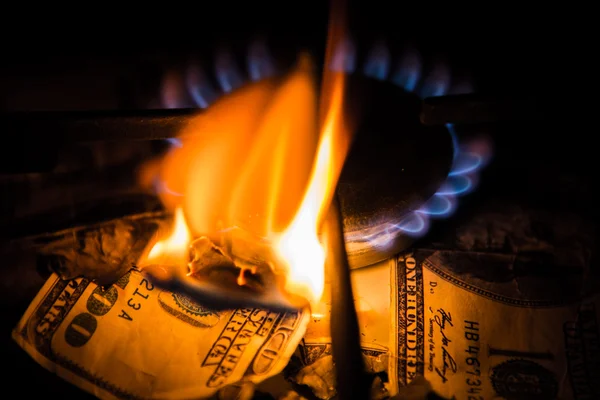 Estufa de gas. Dólares en una cocina de gas — Foto de Stock