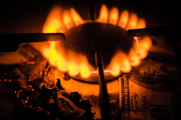 Estufa de gas. Dólares en una cocina de gas — Foto de Stock