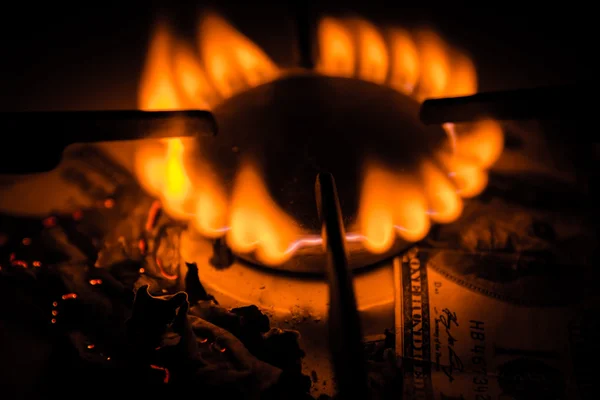 Estufa de gas. Dólares en una cocina de gas — Foto de Stock