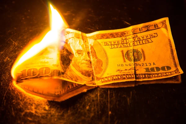 Un billet de cent dollars en feu — Photo
