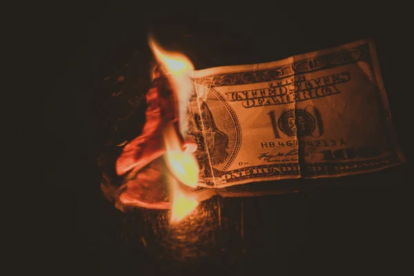 Honderd dollarbiljet in brand. Behandeling met toning effect — Stockfoto