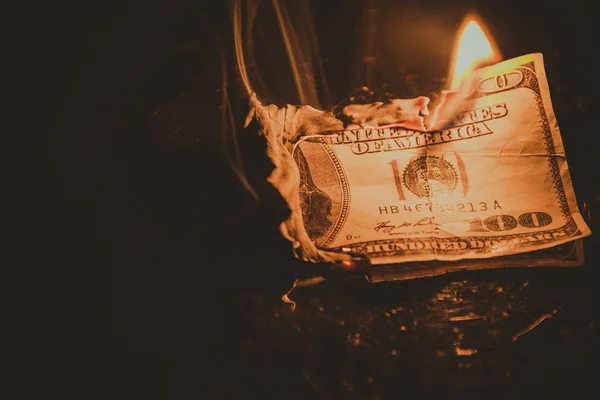 Un billet de cent dollars en feu. Traitement avec effet tonifiant — Photo