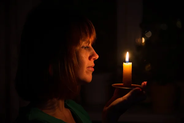 O karanlık bir odada bir mum yanar