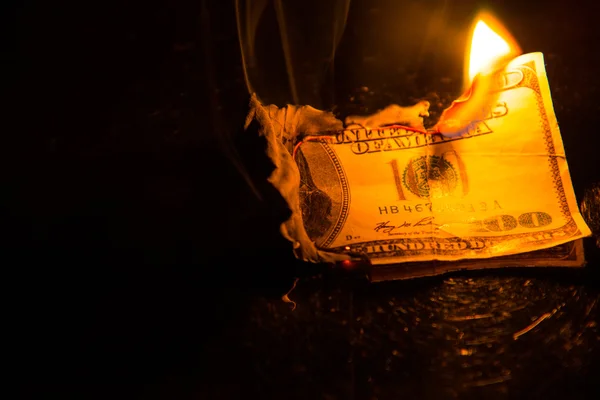 Un billet de cent dollars en feu — Photo