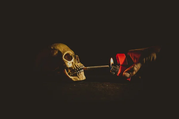 Cigarettázott emberi koponya — Stock Fotó