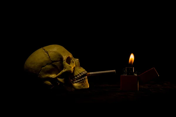 Calavera humana fumando un cigarrillo — Foto de Stock