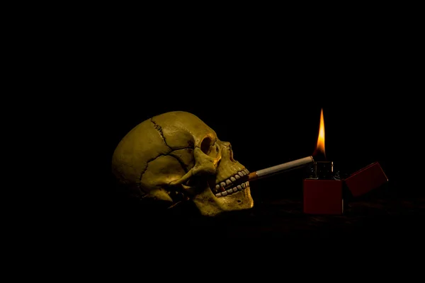 人类的头颅骨，抽着烟 — 图库照片