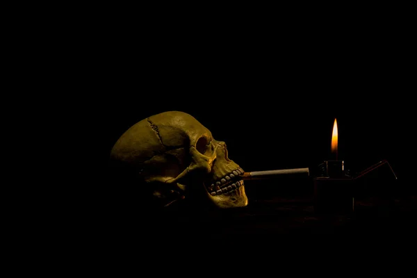 Crâne humain fumant une cigarette — Photo