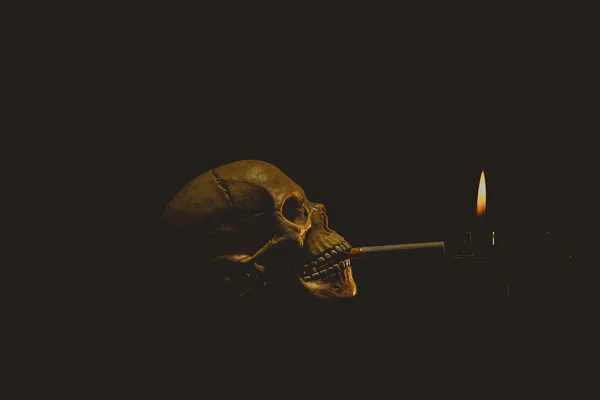 Menschlicher Schädel beim Rauchen einer Zigarette — Stockfoto