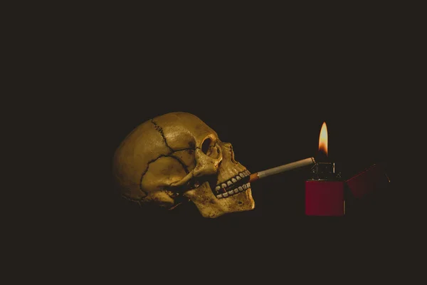 Lidská lebka, kouření cigaret — Stock fotografie