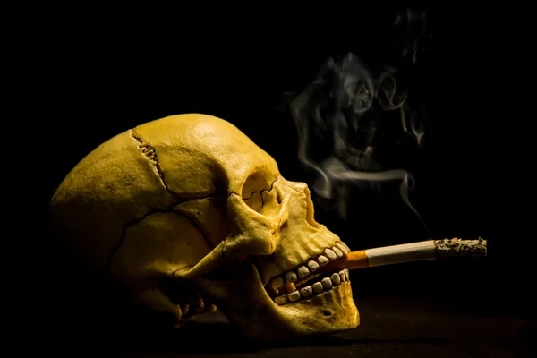 Ανθρώπινο κρανίο που καπνίζει ένα τσιγάρο — Φωτογραφία Αρχείου