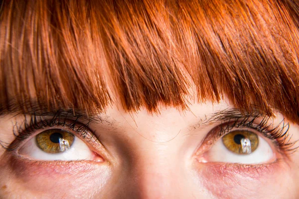 La ragazza guarda i suoi capelli — Foto Stock