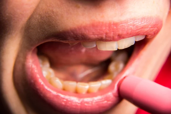 Mädchen bemalt ihre Lippen mit Lippenstift — Stockfoto