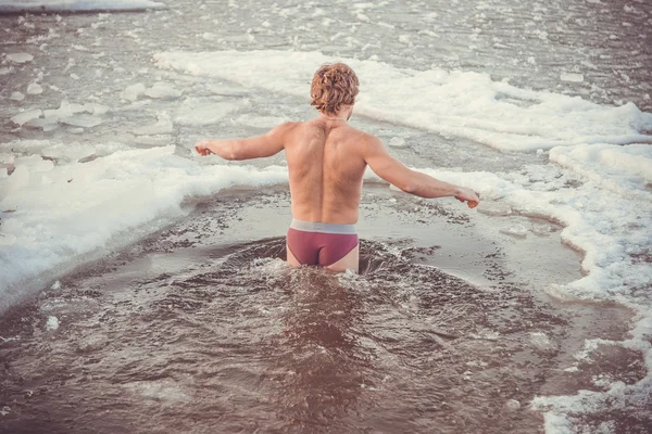 En ung pojke är badade i det iskalla vattnet. Den kristna ferien av — Stockfoto