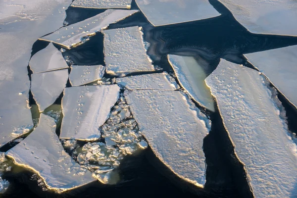 Расколотый лед на реке — стоковое фото