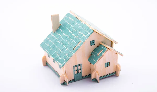 La proprieta '. Comprare o vendere. Casa in legno su sfondo bianco . — Foto Stock