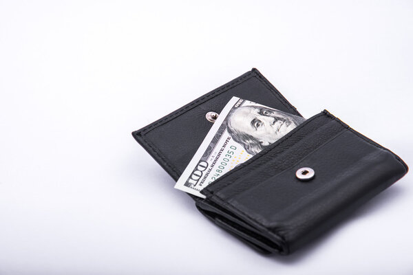 Черная кожаная сумка и сто долларов.
