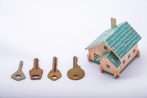 La proprieta '. Comprare o vendere. Casa in legno. Le chiavi dell'appartamento. — Foto Stock