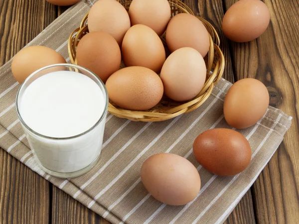 Huevos y un vaso de leche — Foto de Stock