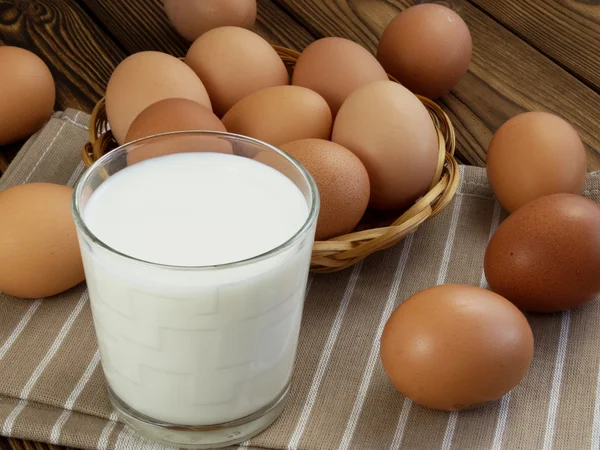 Œufs et un verre de lait — Photo