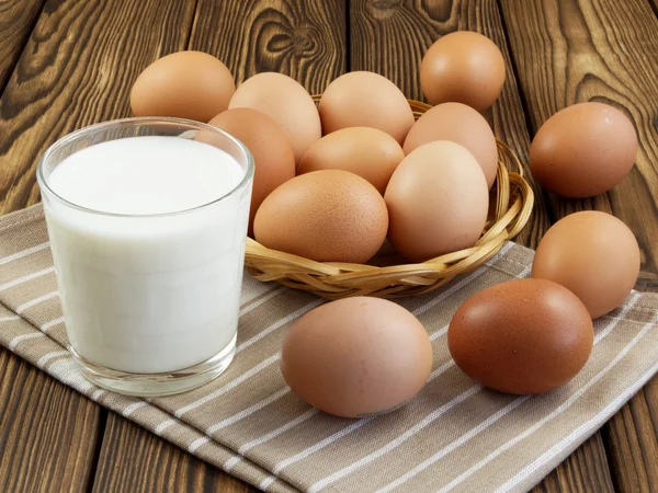 Яйца и стакан молока — стоковое фото