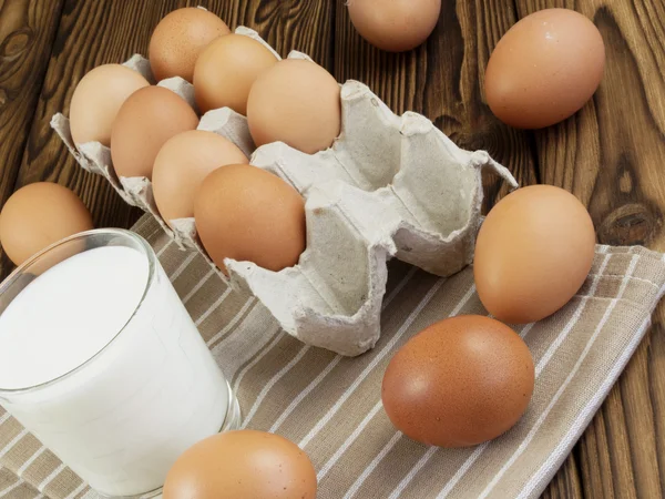 Huevos y un vaso de leche — Foto de Stock