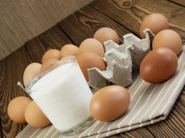 Huevos y un vaso de leche — Foto de Stock