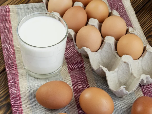 Huevos y un vaso de leche — Foto de Stock