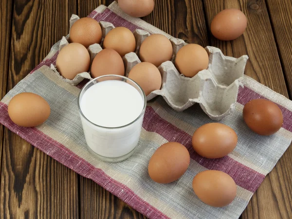 Huevos y un vaso de leche — Foto de Stock