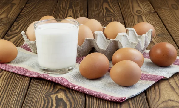 Huevos y un vaso de leche — Foto de Stock