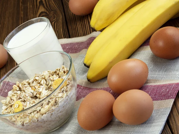 Haver havermoutpap met banaan en melk — Stockfoto