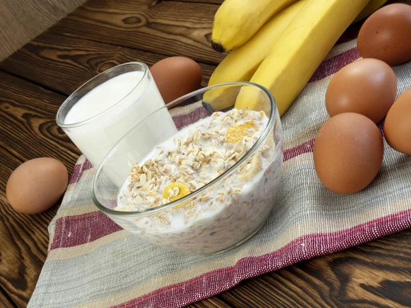 Haferbrei mit Banane und Milch — Stockfoto