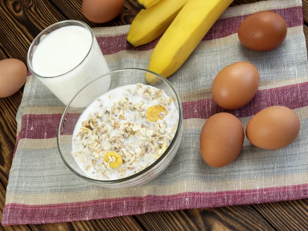 Bouillie d'avoine avec banane et lait — Photo