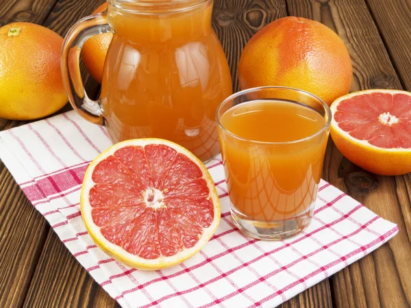 Grapefruitsap in glas — Stockfoto