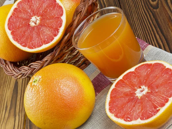 Grapefruitsaft im Glas — Stockfoto