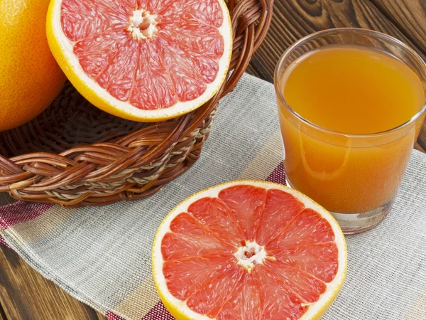 Grapefruitsaft im Glas — Stockfoto