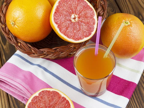 Grapefruitsaft im Glas — Stockfoto