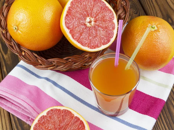 Grapefruktjuice i glas — Stockfoto