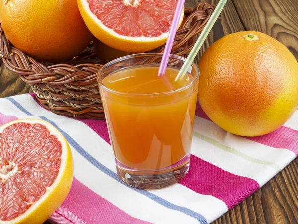 Grapefruitsaft im Glas — Stockfoto
