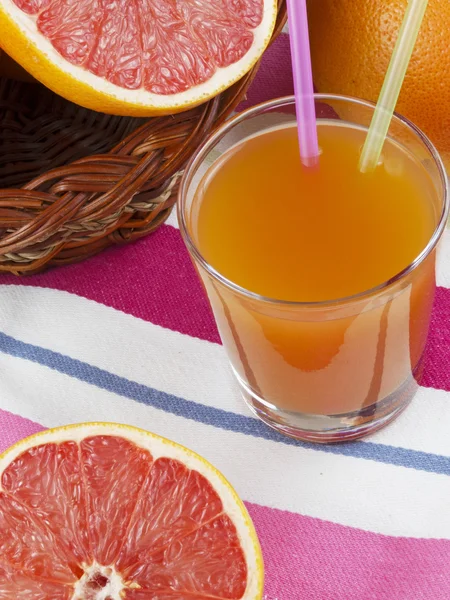 在玻璃中的葡萄柚汁 — 图库照片