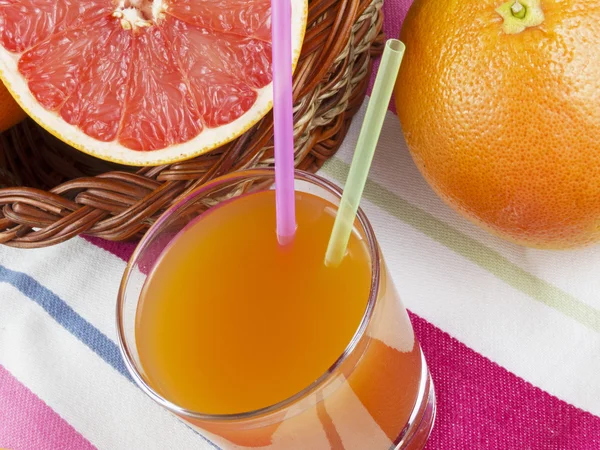 Grapefruktjuice i glas — Stockfoto