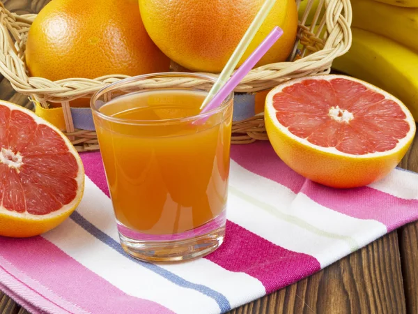 Grapefruktjuice i glas — Stockfoto