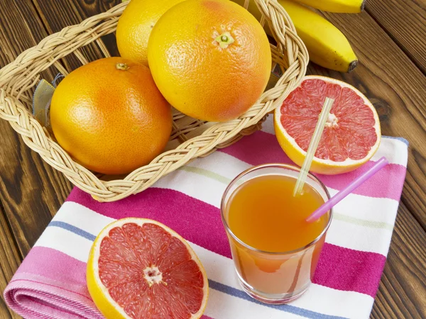 Grapefruktjuice i glas — Stockfoto