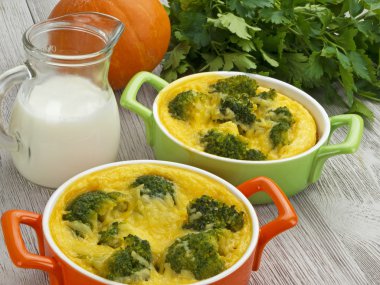 Brokoli ve peynirli güveç.