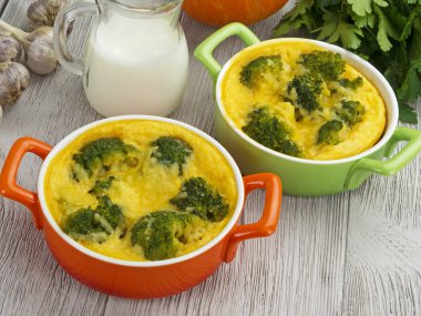 Brokoli ve peynirli güveç.